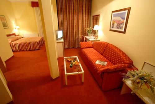 Säng eller sängar i ett rum på Hotel Dinara