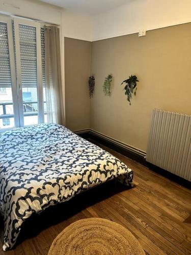 une chambre avec un lit dans le coin d'une pièce dans l'établissement Appartement lumineux et spacieux, à Charleville-Mézières