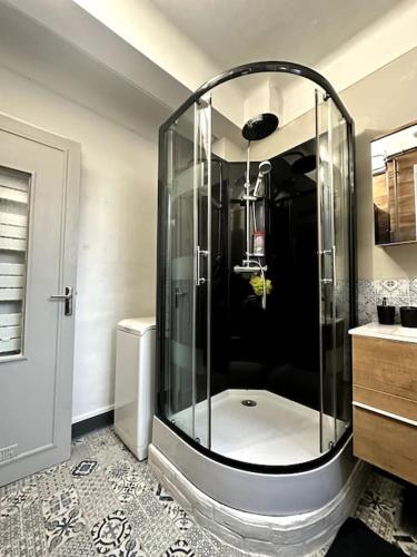 une salle de bain avec une douche avec un lavabo et des toilettes dans l'établissement Appartement lumineux et spacieux, à Charleville-Mézières