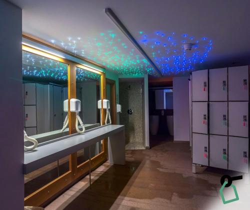 La salle de bains est pourvue d'un lavabo et d'un miroir. dans l'établissement HOTIDAY Residence San Martino, à San Martino di Castrozza