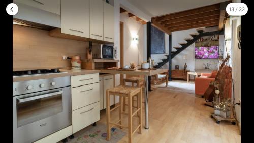 een keuken met witte kasten en een fornuis met oven bij Zen Feeling in Lecco
