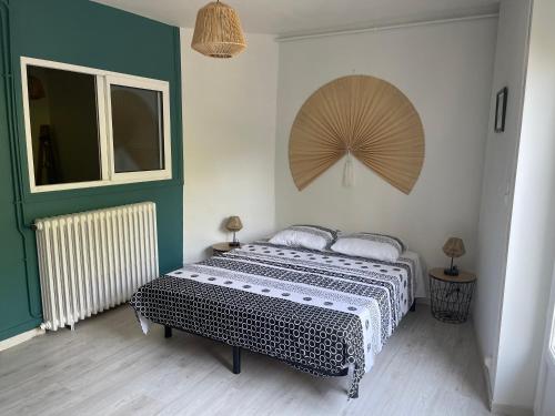 une chambre avec un lit et une grande fenêtre dans l'établissement Découvrez Stéline, T3 centre ville, à Montélimar