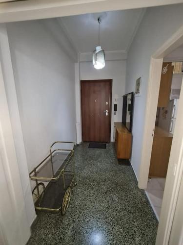 - un couloir avec une voiturette dans une chambre avec une porte dans l'établissement Sunny Dream House, au Pirée