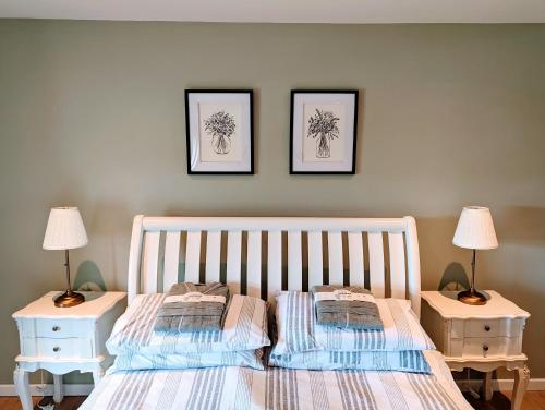 En eller flere senge i et værelse på Tyrella Cottage