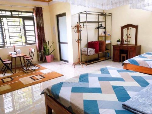 a bedroom with a bed and a table and chairs at Gia Bảo Homestay - Cao Bằng in Cao Bằng