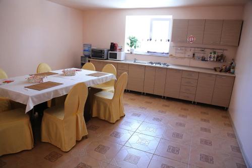 Kuchyň nebo kuchyňský kout v ubytování SANTORINI CAMERE DE INCHIRIAT mamaia nord
