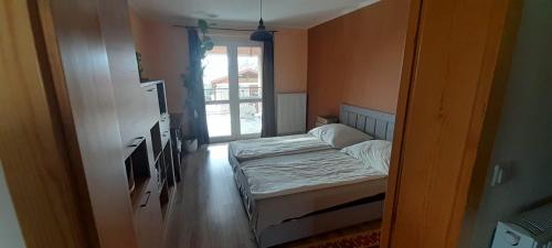 Posteľ alebo postele v izbe v ubytovaní Gyöngyvirág apartman delux