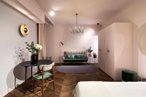 - une chambre avec un lit, une table et un canapé dans l'établissement Agora' - Boutique Stays, à Turin