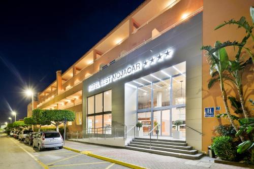 una tienda frente a un edificio por la noche en Hotel Best Mojácar en Mojácar