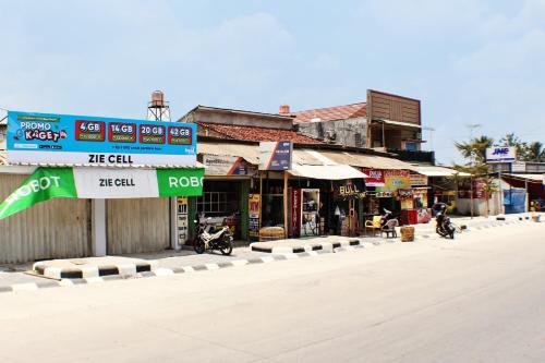 una calle con tiendas al lado de una carretera en SPOT ON 93089 Homestay Kamar Hijau Syariah, en Bandar Lampung