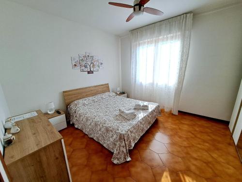 a bedroom with a bed and a ceiling fan at Appartamento Giotto - Free Parking in Livorno