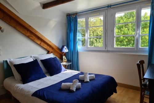 Gite les Pommettes في إتريتا: غرفة نوم مع سرير مع دبتين عليه
