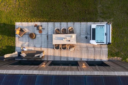 uitzicht op een terras naast een zwembad bij Resort Brinckerduyn in Appelscha