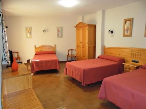 a hotel room with two beds at Hostal Ana in Alhama de Granada