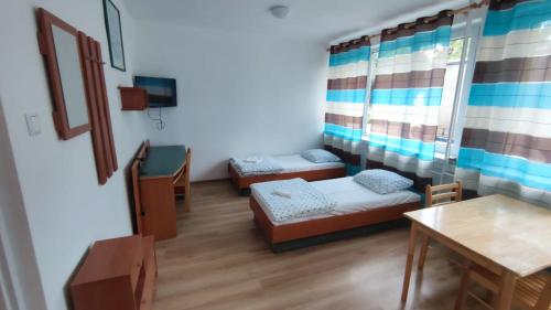Una cama o camas en una habitación de Pokoje 24h ul. Bagrowa Kraków