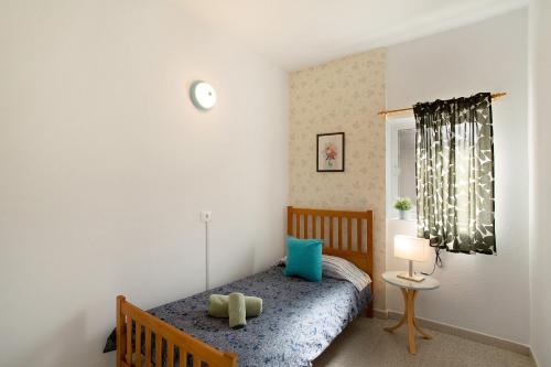ein Schlafzimmer mit einem Bett mit einem Teddybär drauf in der Unterkunft Apartamento Danoe 1 in Mogán