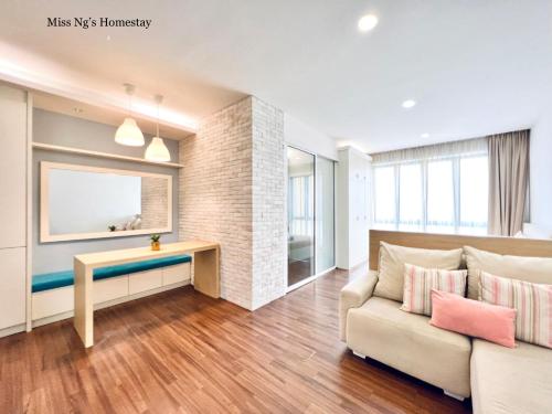 Ένα ή περισσότερα κρεβάτια σε δωμάτιο στο SILKSKY- Chic Studio for 2, Free Parking, Near Balakong, C180, The Mines, Serdang, Kajang