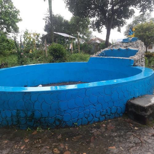 una fila di giochi d'acqua blu in un parco di EcoPark a Meghauli