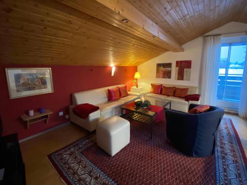 ein Wohnzimmer mit einem Sofa und einem Tisch in der Unterkunft Haus Irmgard in Bad Endorf
