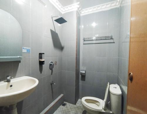 La salle de bains est pourvue de toilettes et d'un lavabo. dans l'établissement Grand S'kuntum Hotel Syariah, à Metro