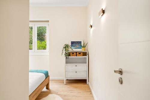 a bedroom with a bed and a desk with a laptop at Familienparadies nahe Strand - Baumhaus & Tiere in Colares