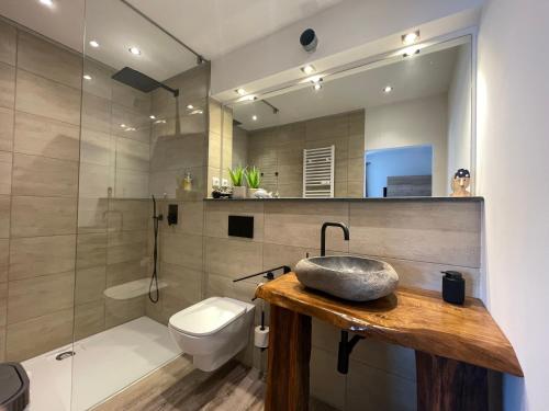 uma casa de banho com um lavatório e um WC em Hotel Sleep and Eat em Hardegsen