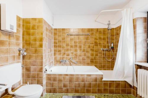 ein Bad mit einer Badewanne, einem WC und einer Dusche in der Unterkunft MaliDu Apartment Krefeld Düsseldorf in Krefeld