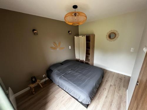 um quarto com uma cama e um espelho na parede em Appartement cosy - Trégastel em Trégastel