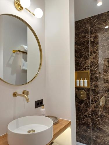 bagno con lavandino e specchio di Manoir Hamme a Hamme