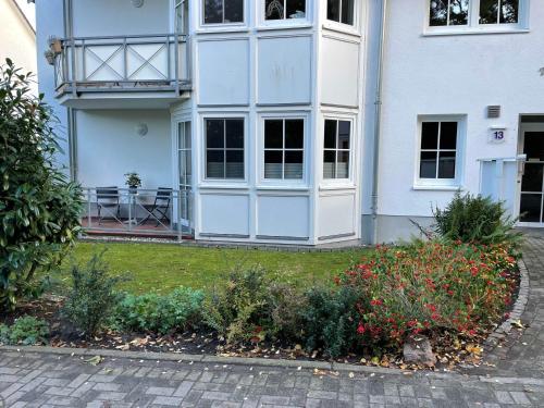 een wit gebouw met een balkon en een aantal bloemen bij Appartement Lauterbach am Wasser in Lauterbach