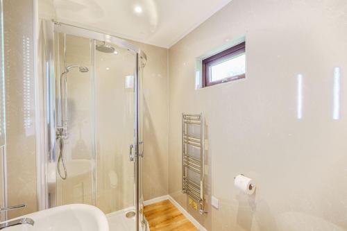 Ένα μπάνιο στο Bluebell Lodge 4 with Hot Tub