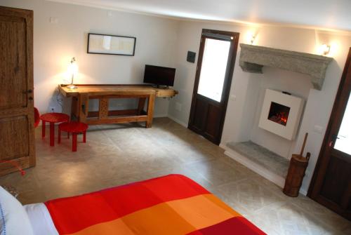 sala de estar con mesa y chimenea en Ca' del Borgo, en Cadarese