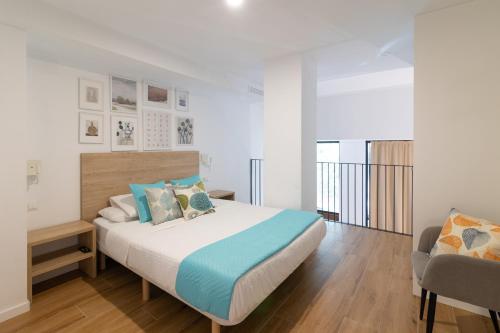 1 dormitorio con 1 cama y 1 silla en DormForYou Alameda 12 Apartment, en Valencia