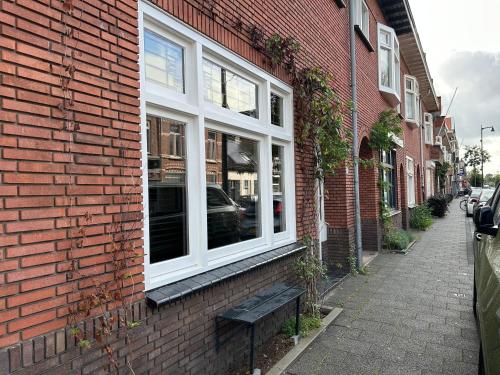 una panchina sul lato di un edificio in mattoni di High Street Haven a Eindhoven