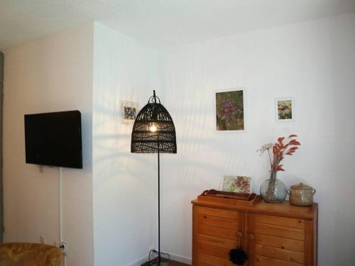 Appartement Les Orres, 2 pièces, 6 personnes - FR-1-322-322にあるテレビまたはエンターテインメントセンター