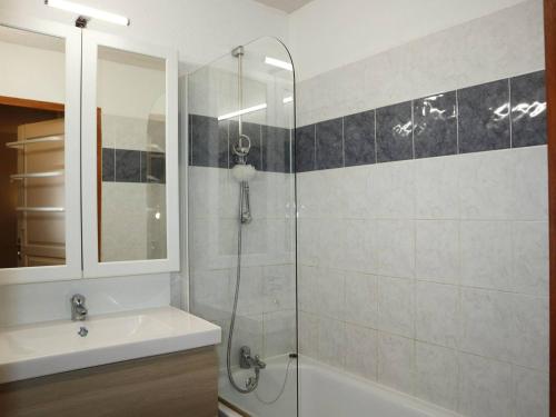 une salle de bain avec une douche en verre et un lavabo dans l'établissement Appartement charmant avec piscine, sauna, et accès skis aux pieds - 6 personnes, Les Orres 1800 - FR-1-322-446, aux Orres