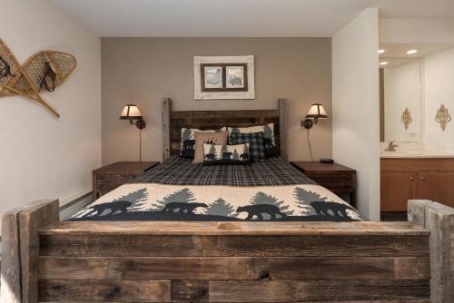 Кровать или кровати в номере Snowblaze A24 condo