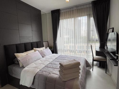 Ένα ή περισσότερα κρεβάτια σε δωμάτιο στο Luxurious Downtown condo w/train access