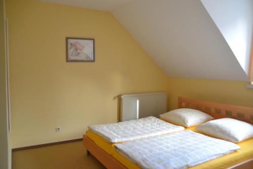 Pension Altwahnsdorf tesisinde bir odada yatak veya yataklar