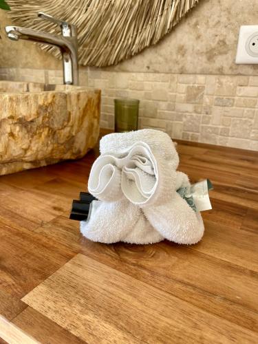 - une serviette sur un comptoir à côté d'un lavabo dans l'établissement Chambre d hôtes LA MANDALA, à Plan dʼAups