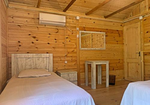 Habitación con 2 camas en una cabaña de madera en Old City Hotel 1, en Kutaisi