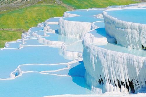 um grupo de formações de gelo na água em Pamukkale Apollon Garden em Denizli