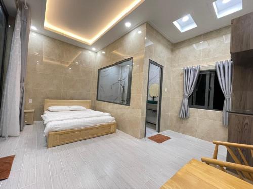 1 dormitorio con 1 cama en una habitación en Homestay Cô Hai Garden, en Ấp Vĩnh Hưng