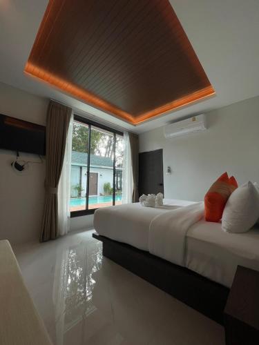 Ένα ή περισσότερα κρεβάτια σε δωμάτιο στο BeachHouse Pool Villas Krabi