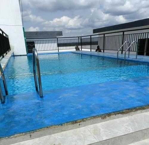 uma grande piscina com água azul num edifício em New 2 & 3 bedroom Apartment in Kilimani Nairobi with rooftop pool em Nairobi