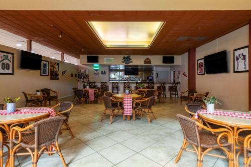 Ramada by Wyndham Kissimmee Gateway - Free Theme Park Shuttleにあるレストランまたは飲食店