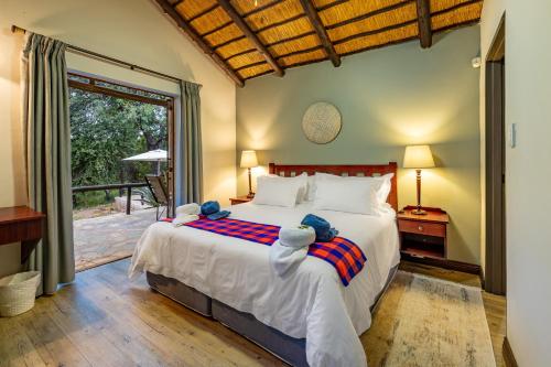 Una cama o camas en una habitación de Phelwana Game Lodge