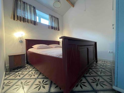 a bedroom with a large bed in a room at Groepsaccommodatie op natuurboerderij Huize Blokland in Hem