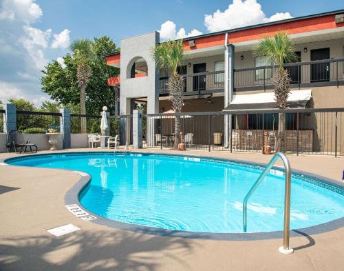 uma grande piscina em frente a um hotel em Quality Inn & Suites Aiken em Aiken