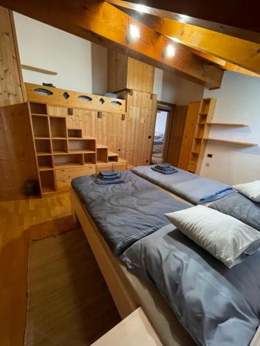 1 dormitorio con 2 camas en una habitación con escaleras en Apartman Anda, en Cavalese
